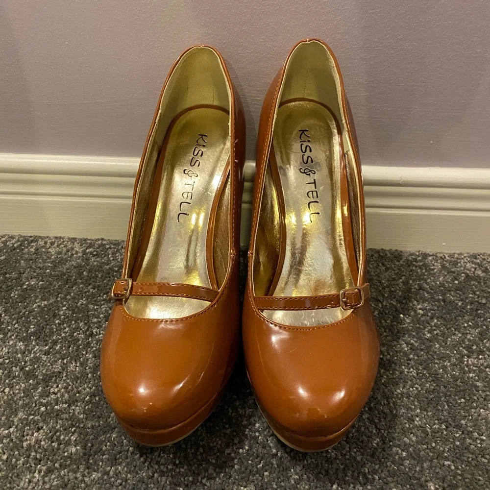 Cognac patent Mary-Jane plateform pumps. - Picture 2 of 4